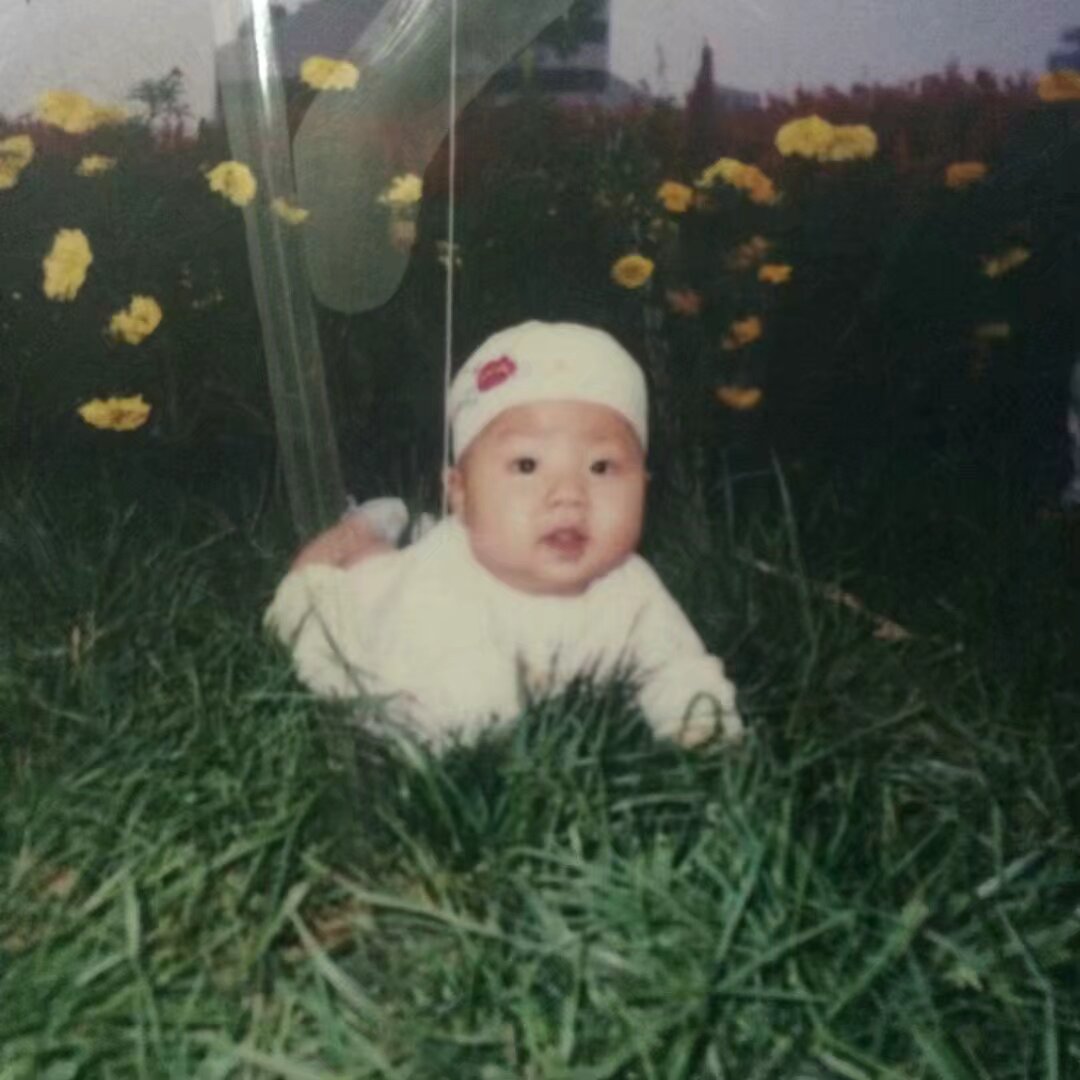 잔디 위 아기 사진, 2000년경 - 복원 전